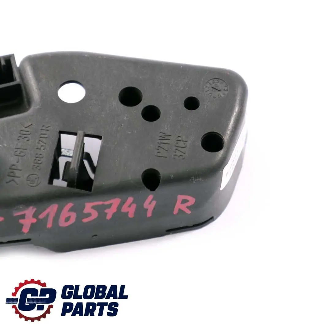 Bulb Holder Socket Rear Trunk Lid Light Right O/S to BMW 3 E46 Saloon with Part number 6907938 BMW 3 E46 Saloon Bulb Holder Socket Rear Trunk Lid Light Right O/S - SKU 7165744 - Part number 6907938