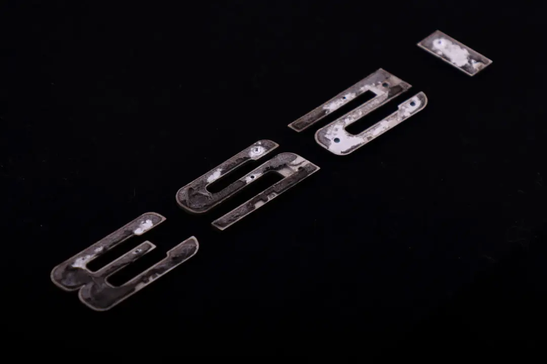 Emblema Bagagliaio BMW E92 E93 LCI Applicato Sul Cofano Posteriore 325I per con numero di parte 7166212 Emblema Bagagliaio BMW E92 E93 LCI Applicato Sul Cofano Posteriore 325I - SKU 7166212 - Numero di parte 7166212