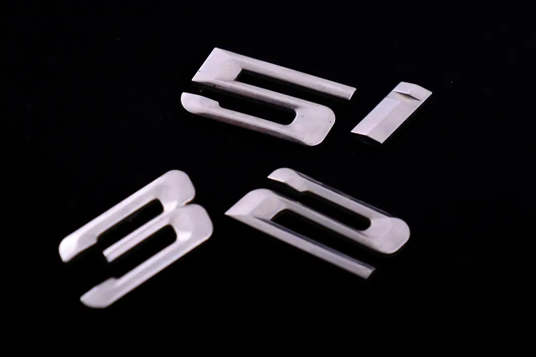 Emblema Bagagliaio BMW E92 E93 LCI Applicato Sul Cofano Posteriore 325I per con numero di parte 7166212 Emblema Bagagliaio BMW E92 E93 LCI Applicato Sul Cofano Posteriore 325I - SKU 7166212 - Numero di parte 7166212