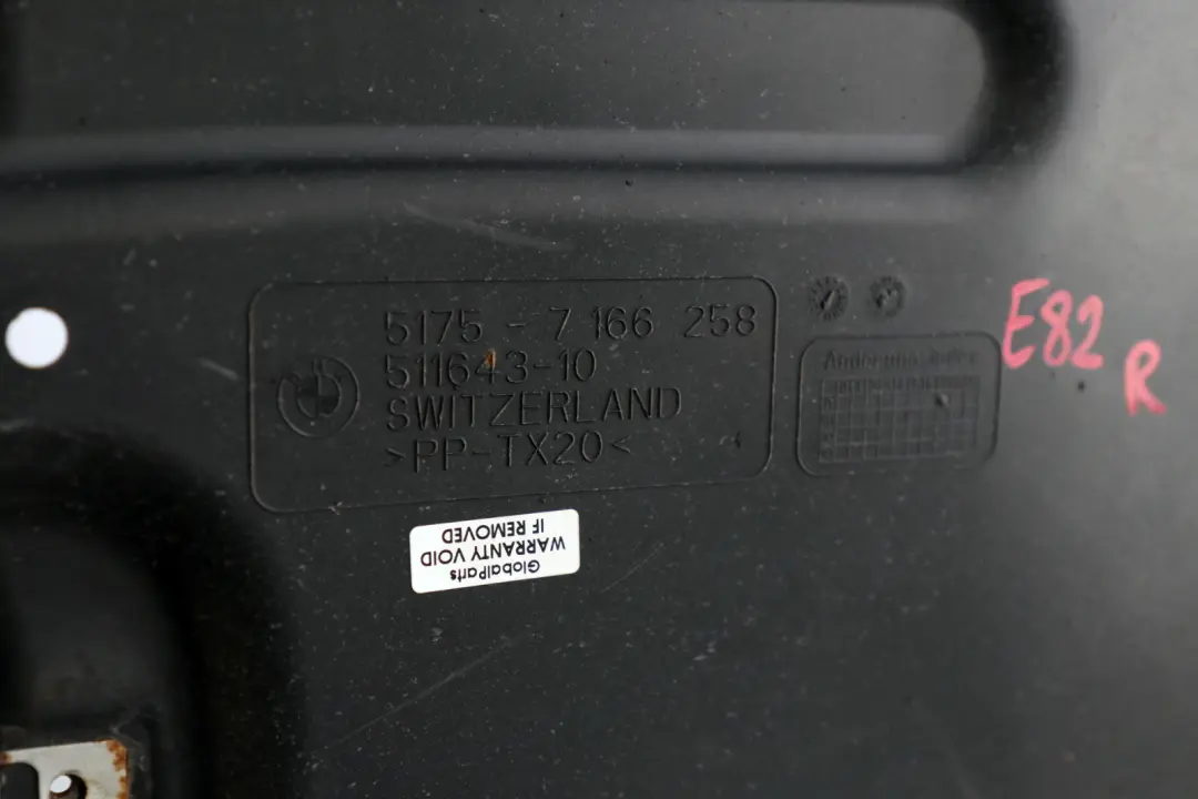 Coperchio del rivestimento pavimento Filtro carboni attivi per BMW E82 E88 con numero di parte 51757166258 BMW E82 E88 Coperchio del rivestimento pavimento Filtro carboni attivi - SKU 7166258 - Numero di parte 51757166258