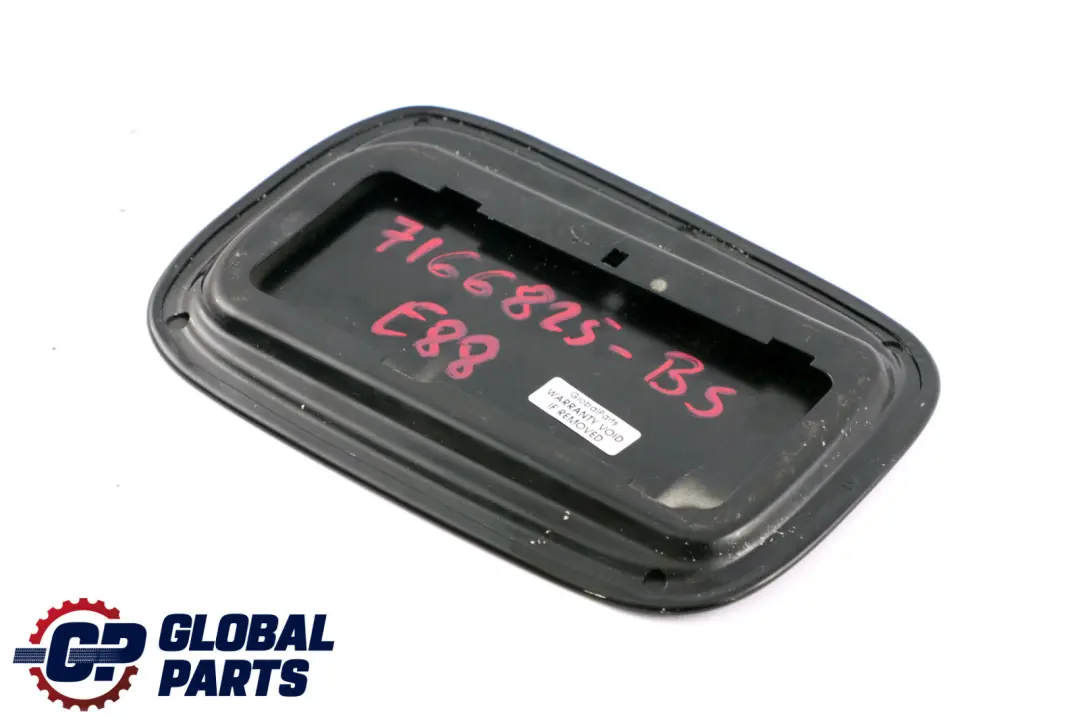 Klapa Wlewu Paliwa Czarna Black Sapphire - 475 do BMW E82 E88 o numerze 7166825 BMW E82 E88 Klapa Wlewu Paliwa Czarna Black Sapphire - 475 - SKU 7166825-BS - Numer Części 7166825