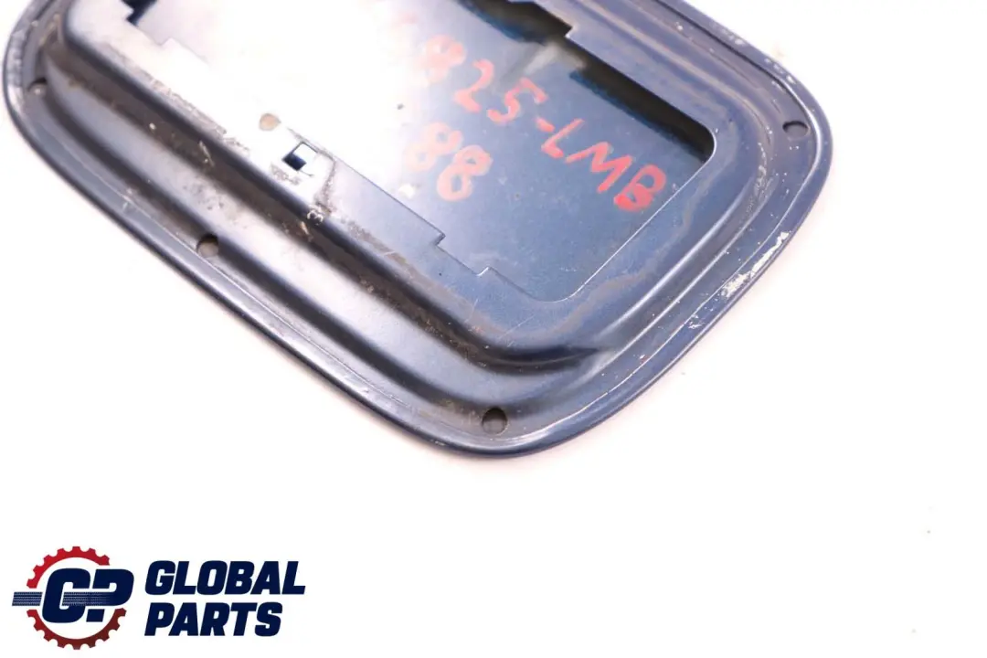 Fill In Flap Fuel Cover Le Mans Blau Blue Metallic para BMW E82 E88 con número de pieza 7166825 BMW E82 E88 Fill In Flap Fuel Cover Le Mans Blau Blue Metallic - SKU 7166825-LMB - Número de pieza 7166825