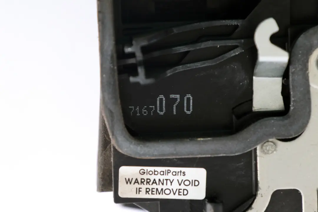 Zamek drzwi prawy tył do BMW E60 E87 E90 o numerze 7167070 BMW E60 E87 E90 Zamek drzwi prawy tył - SKU 7167070 - Numer Części 7167070