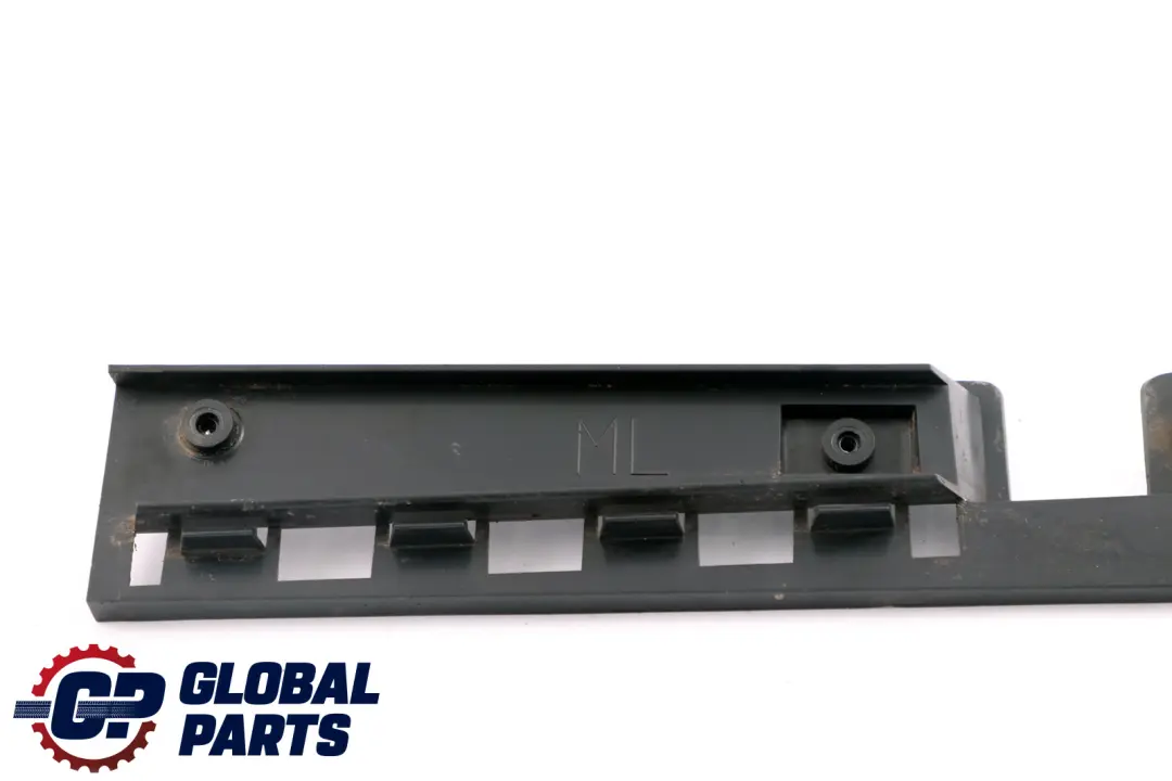 Tira De retencion Pilar B Izquierdo para BMW E87N LCI con número de pieza 7174399 BMW E87N LCI Tira De retencion Pilar B Izquierdo - SKU 7174399 - Número de pieza 7174399
