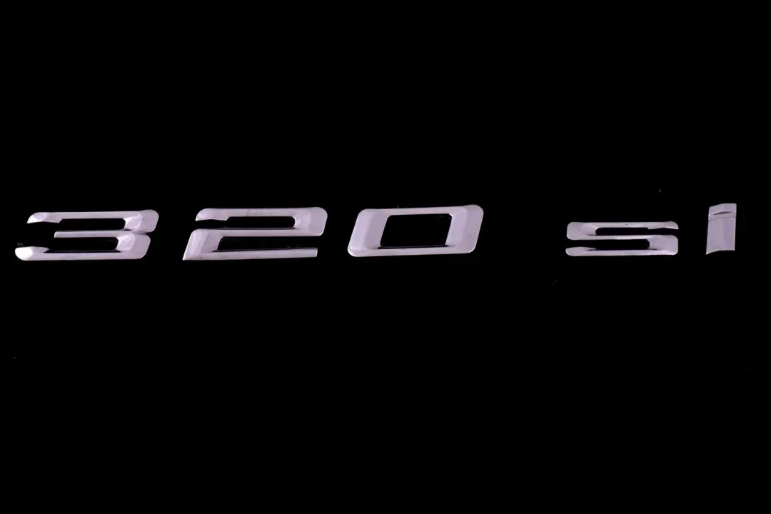 bagagliaio posteriore Emblema aderente Badge Lettering 320si per BMW E90 E90N con numero di parte 7174877 BMW E90 E90N bagagliaio posteriore Emblema aderente Badge Lettering 320si - SKU 7174877 - Numero di parte 7174877