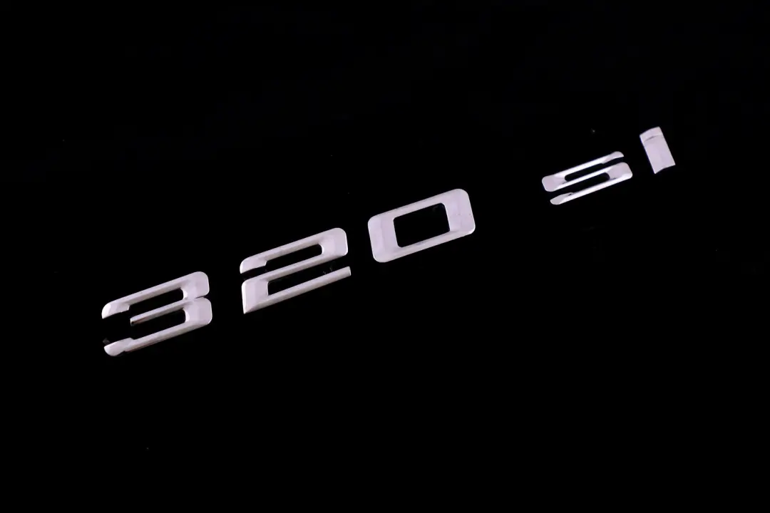 Trasero Boot Trunk Lid Adherido Emblema Badge Lettering 320si para BMW E90 E90N con número de pieza 7174877 BMW E90 E90N Trasero Boot Trunk Lid Adherido Emblema Badge Lettering 320si - SKU 7174877 - Número de pieza 7174877