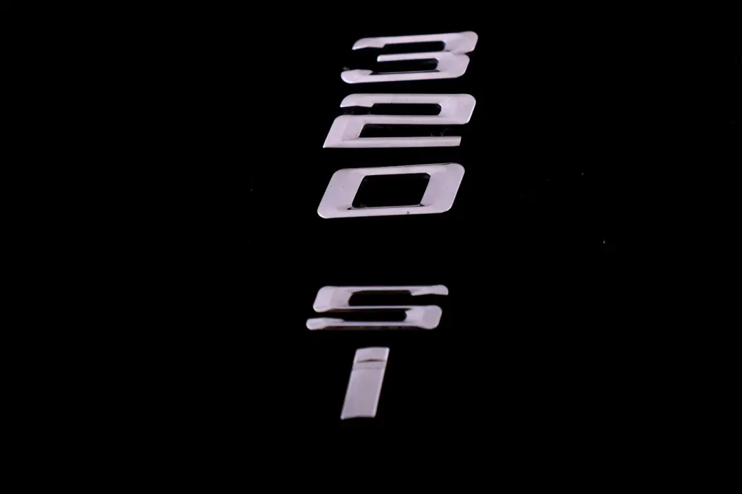 bagagliaio posteriore Emblema aderente Badge Lettering 320si per BMW E90 E90N con numero di parte 7174877 BMW E90 E90N bagagliaio posteriore Emblema aderente Badge Lettering 320si - SKU 7174877 - Numero di parte 7174877
