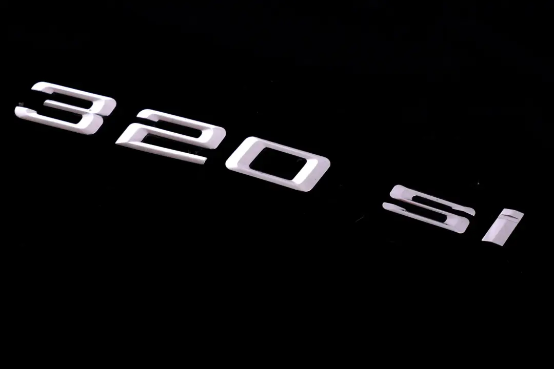 BMW E90 E90N Trasero Boot Trunk Lid Adherido Emblema Badge Lettering 320si - SKU 7174877 - Número de pieza 7174877