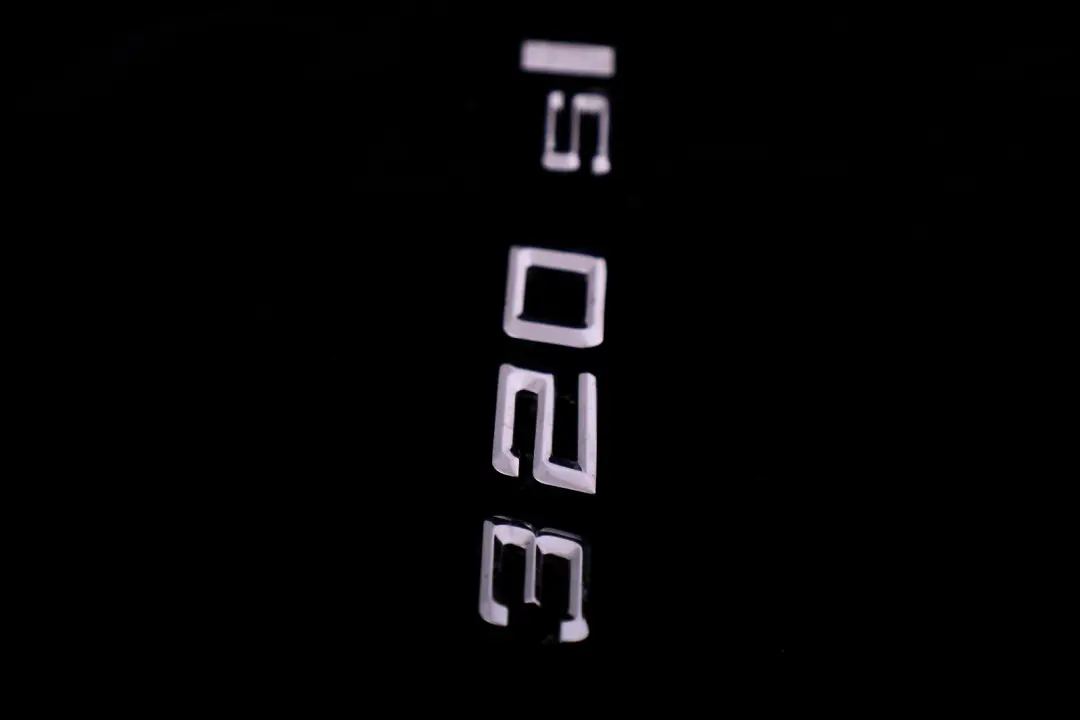 BMW E90 E90N Emblemat Logo Znaczek 320si Tył - SKU 7174877 - Numer Części 7174877