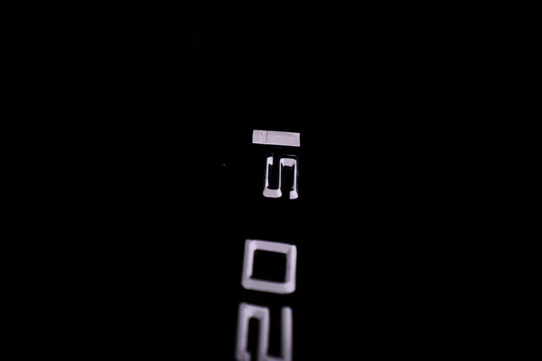 BMW E90 E90N Emblemat Logo Znaczek 320si Tył - SKU 7174877 - Numer Części 7174877