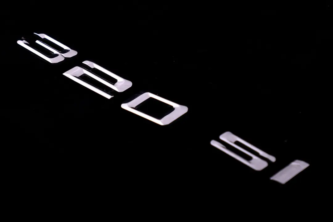 bagagliaio posteriore Emblema aderente Badge Lettering 320si per BMW E90 E90N con numero di parte 7174877 BMW E90 E90N bagagliaio posteriore Emblema aderente Badge Lettering 320si - SKU 7174877 - Numero di parte 7174877