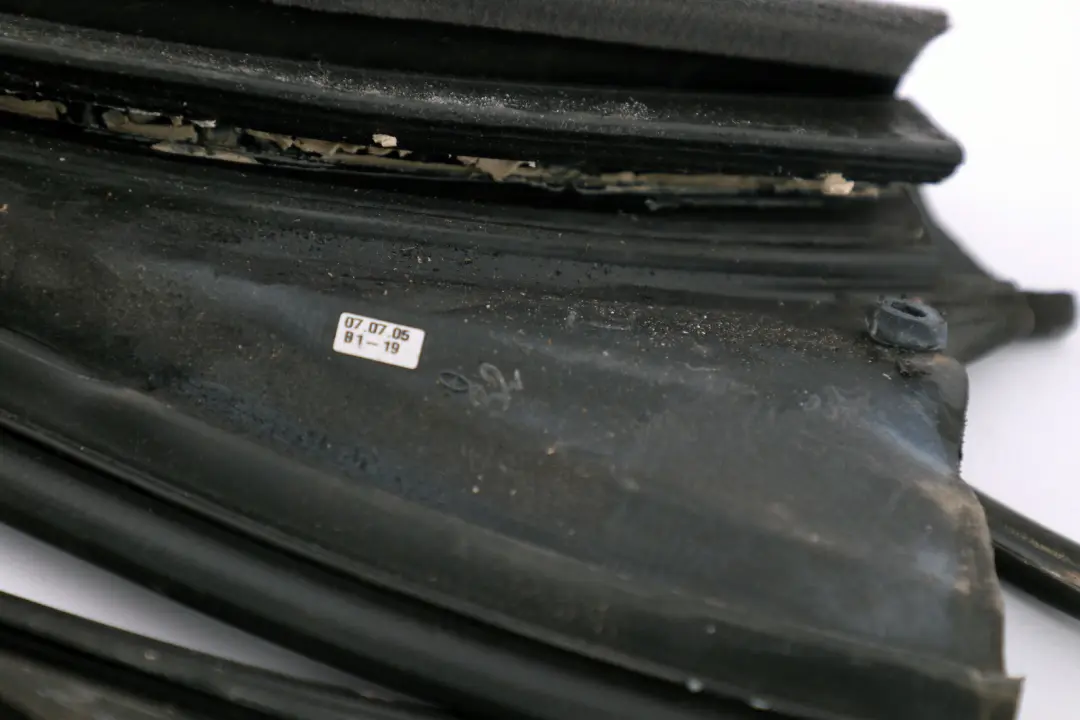Abdichtung Windlauf A Säule SCHWARZ für BMW Mini Cooper E64 Cabrio mit Teilenummer 7175474 BMW Mini Cooper E64 Cabrio Abdichtung Windlauf A Säule SCHWARZ - SKU 7175474 - Teilenummer 7175474