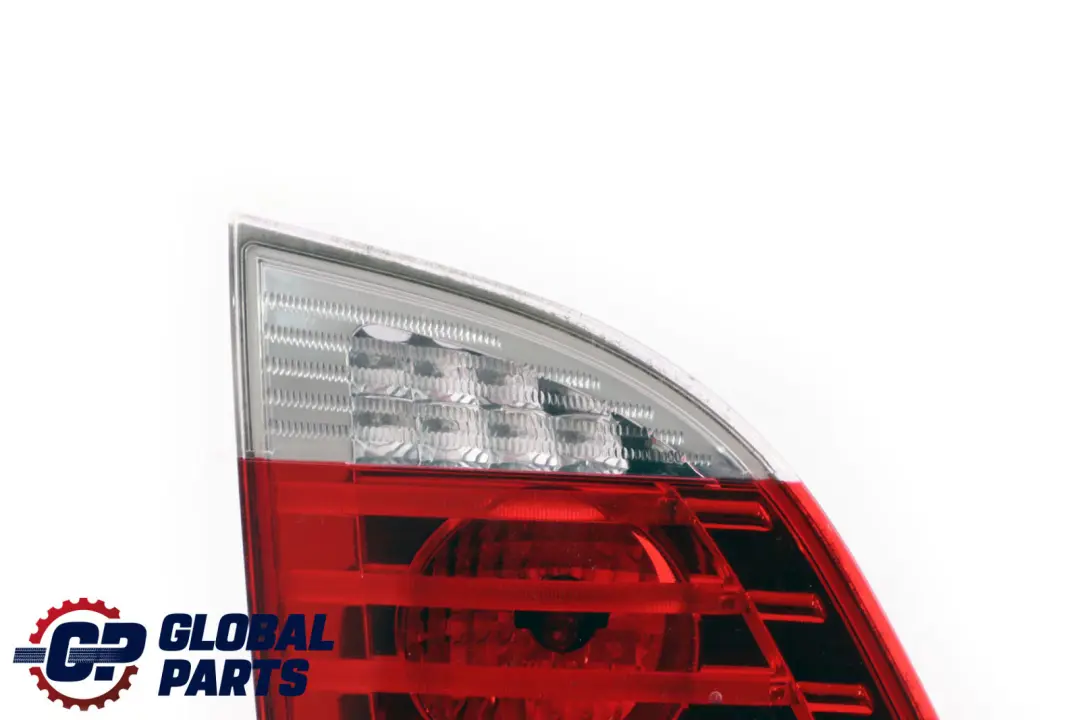 Fanale posteriore sinistro nel cofano del bagagliaio per BMW E61 LCI Touring con numero di parte 7177697 BMW E61 LCI Touring Fanale posteriore sinistro nel cofano del bagagliaio - SKU 7177697 - Numero di parte 7177697