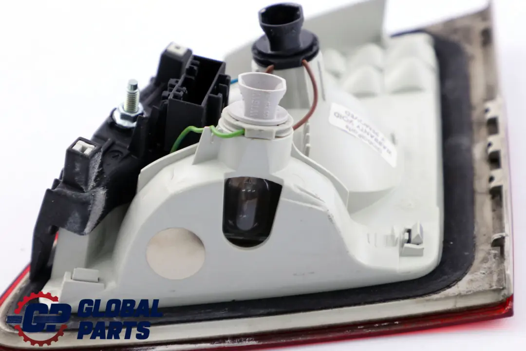 Fanale posteriore sinistro nel cofano del bagagliaio per BMW E61 LCI Touring con numero di parte 7177697 BMW E61 LCI Touring Fanale posteriore sinistro nel cofano del bagagliaio - SKU 7177697 - Numero di parte 7177697