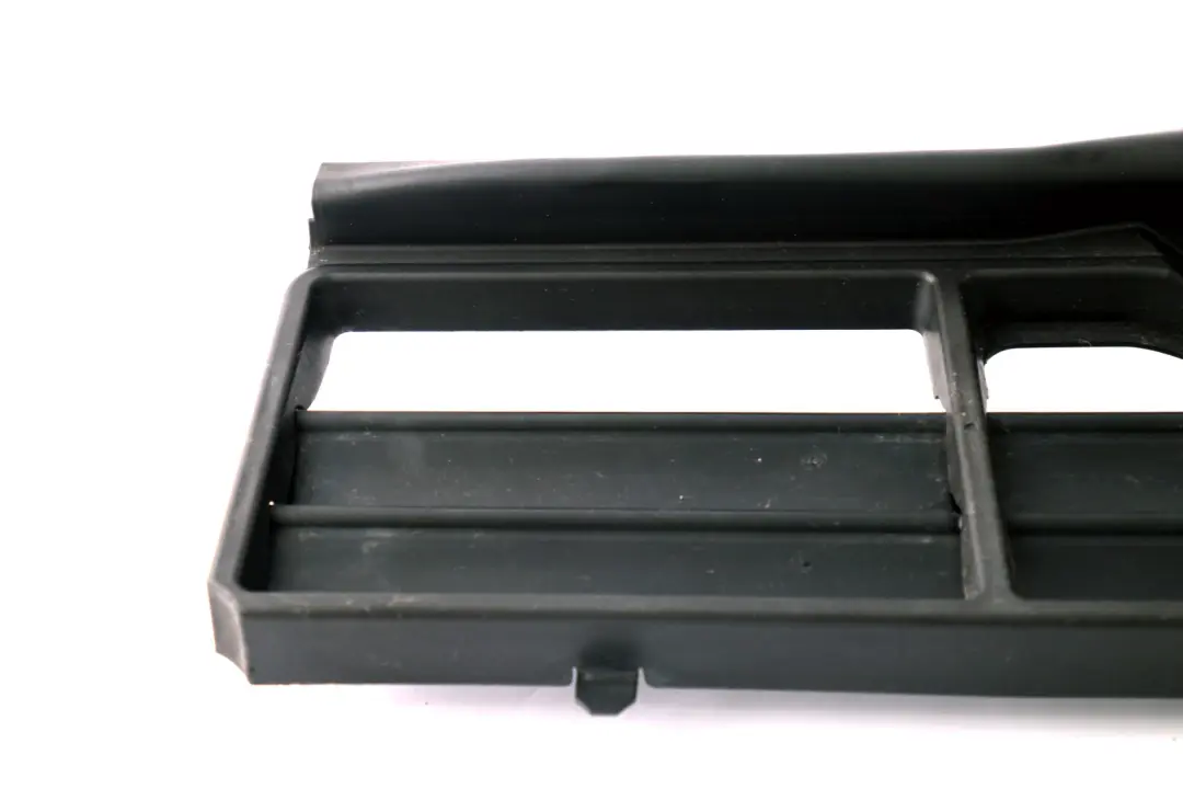 Couvercle de contrôle du volet d'air inférieur avant pour BMW E60 E61 LCI à propos du numéro de pièce 7178119 BMW E60 E61 LCI Couvercle de contrôle du volet d'air inférieur avant - SKU 7178119 - Numéro de pièce 7178119