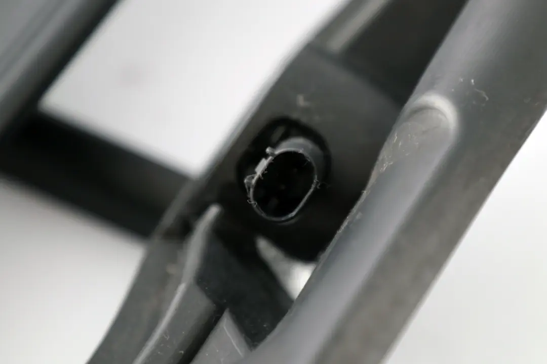 Couvercle de contrôle du volet d'air inférieur avant pour BMW E60 E61 LCI à propos du numéro de pièce 7178119 BMW E60 E61 LCI Couvercle de contrôle du volet d'air inférieur avant - SKU 7178119 - Numéro de pièce 7178119