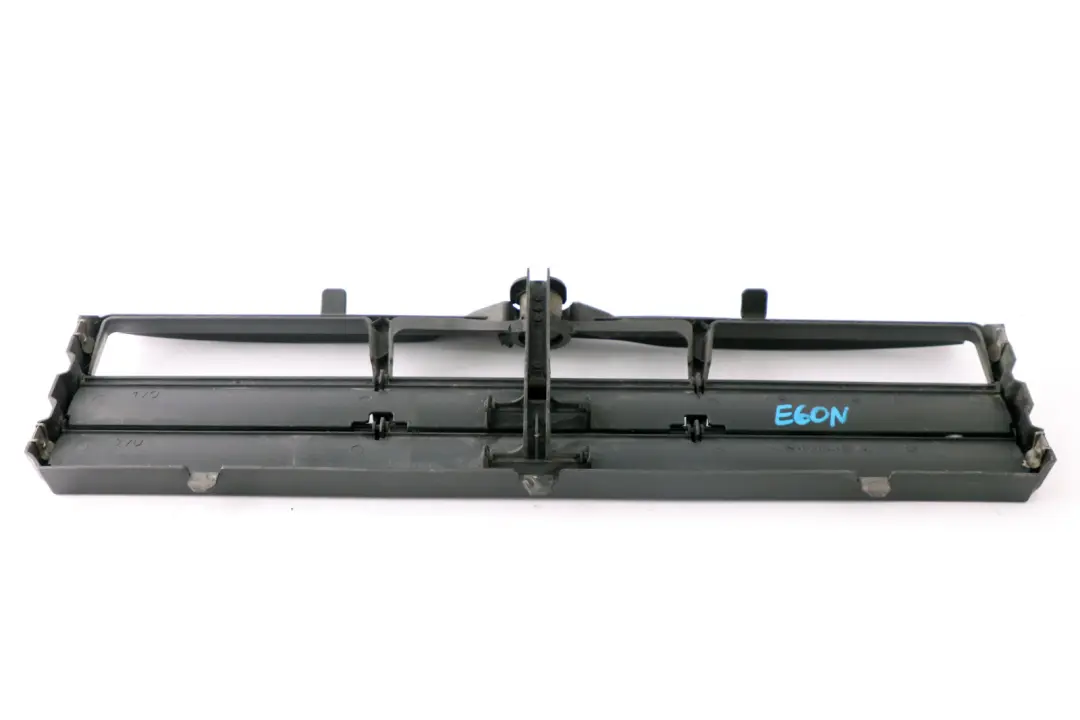 Couvercle de contrôle du volet d'air inférieur avant pour BMW E60 E61 LCI à propos du numéro de pièce 7178119 BMW E60 E61 LCI Couvercle de contrôle du volet d'air inférieur avant - SKU 7178119 - Numéro de pièce 7178119
