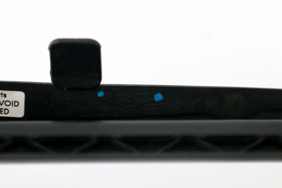 Couvercle de contrôle du volet d'air inférieur avant pour BMW E60 E61 LCI à propos du numéro de pièce 7178119 BMW E60 E61 LCI Couvercle de contrôle du volet d'air inférieur avant - SKU 7178119 - Numéro de pièce 7178119