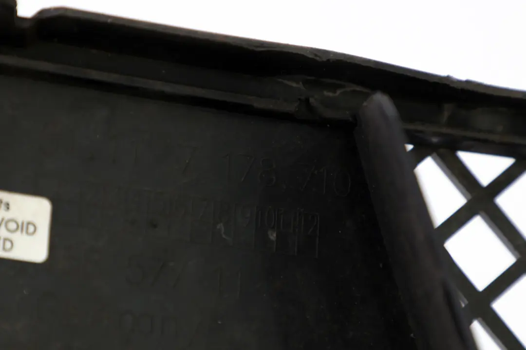 Kratka Atrapa Zderzaka Przód do BMW E88 o numerze 7178710 BMW E88 Kratka Atrapa Zderzaka Przód - SKU 7178710 - Numer Części 7178710