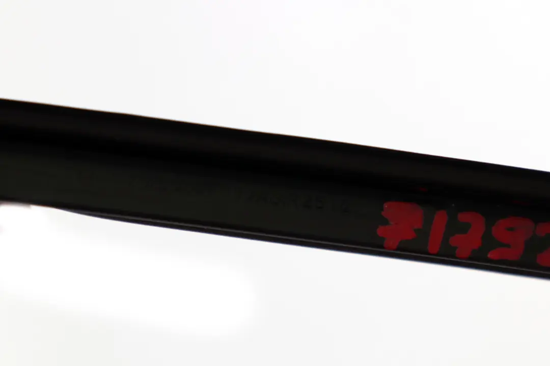 Striscia rivestimento parabrezza anteriore goccia destra Schwarz per BMW E90 E91 LCI con numero di parte 7179264 BMW E90 E91 LCI Striscia rivestimento parabrezza anteriore goccia destra Schwarz - SKU 7179264-SM - Numero di parte 7179264