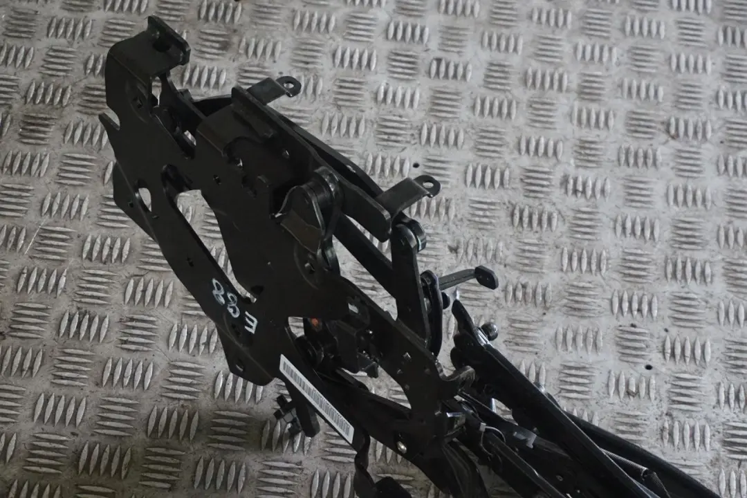 Tetto Cabrio Cappotta Dachkassette Meccanismo per BMW E88 con numero di parte 7180135 BMW E88 Tetto Cabrio Cappotta Dachkassette Meccanismo - SKU 7180135 - Numero di parte 7180135