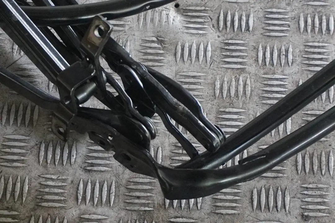 Reihe E88 Cabriodach Verdeck Dachkassette Mechanismus für BMW 1 mit Teilenummer 7180135 BMW 1 Reihe E88 Cabriodach Verdeck Dachkassette Mechanismus - SKU 7180135 - Teilenummer 7180135