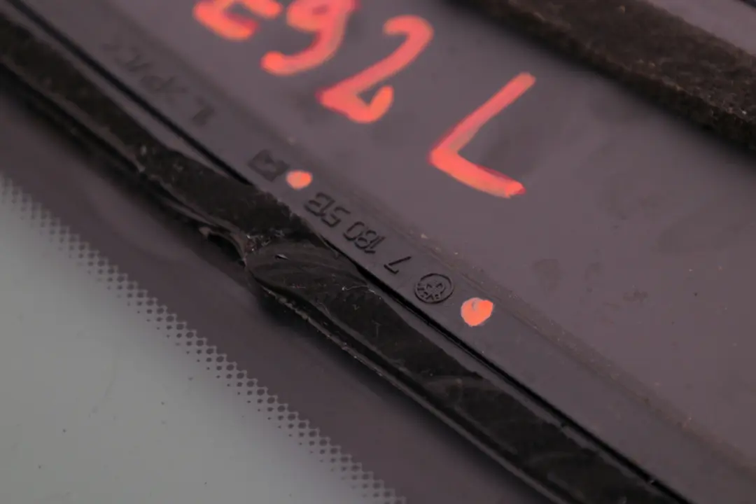 Vitre latérale de porte arrière gauche noire AS3 Black Trim pour BMW E92 à propos du numéro de pièce 7180513 BMW E92 Vitre latérale de porte arrière gauche noire AS3 Black Trim - SKU 7180513 - Numéro de pièce 7180513