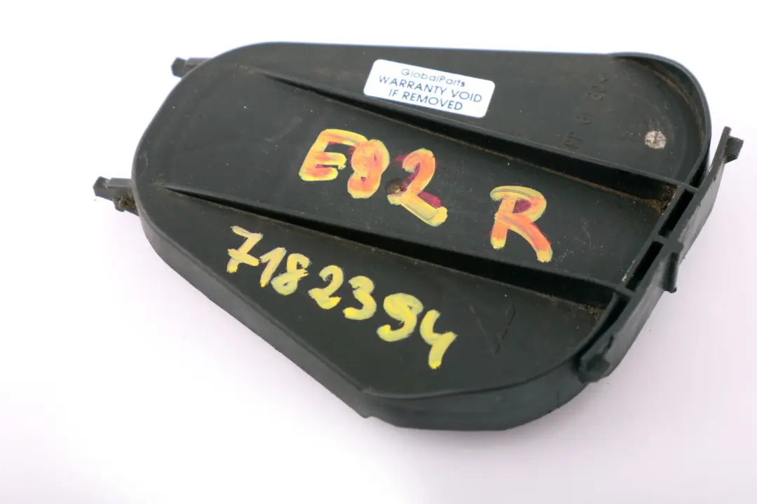 Dekiel Osłona Zaślepka Lampa Prawa do BMW E90 E92 E93 o numerze 7182394 BMW E90 E92 E93 Dekiel Osłona Zaślepka Lampa Prawa - SKU 7182394 - Numer Części 7182394
