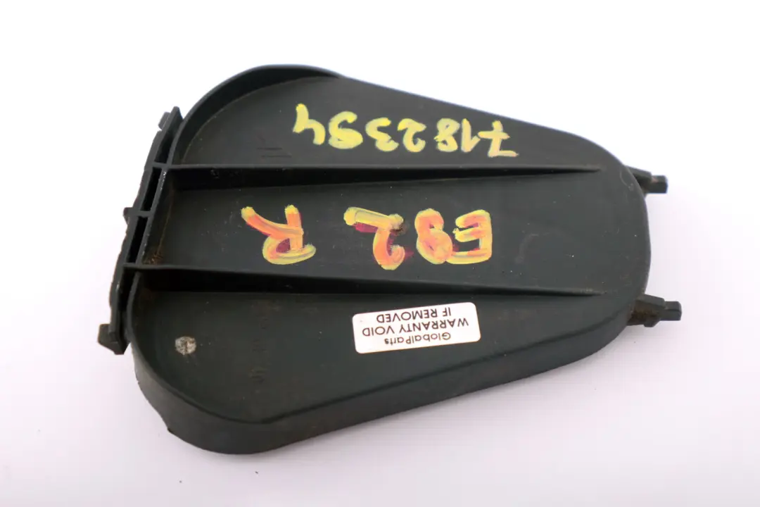 Dekiel Osłona Zaślepka Lampa Prawa do BMW E90 E92 E93 o numerze 7182394 BMW E90 E92 E93 Dekiel Osłona Zaślepka Lampa Prawa - SKU 7182394 - Numer Części 7182394