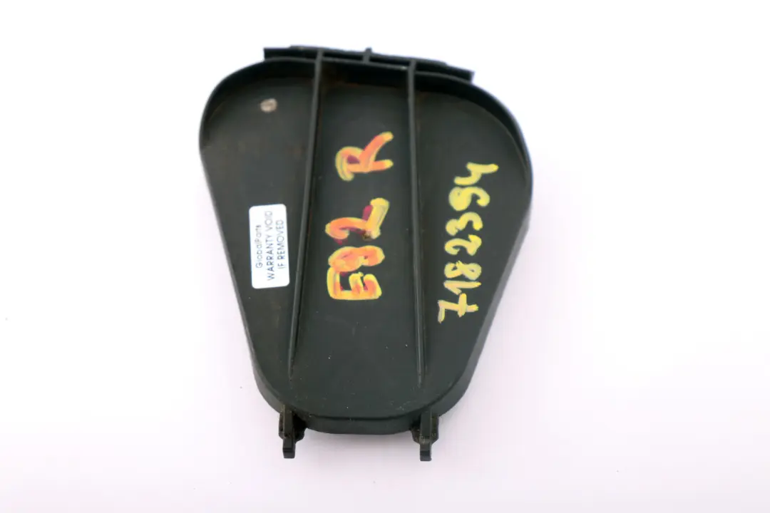 Dekiel Osłona Zaślepka Lampa Prawa do BMW E90 E92 E93 o numerze 7182394 BMW E90 E92 E93 Dekiel Osłona Zaślepka Lampa Prawa - SKU 7182394 - Numer Części 7182394