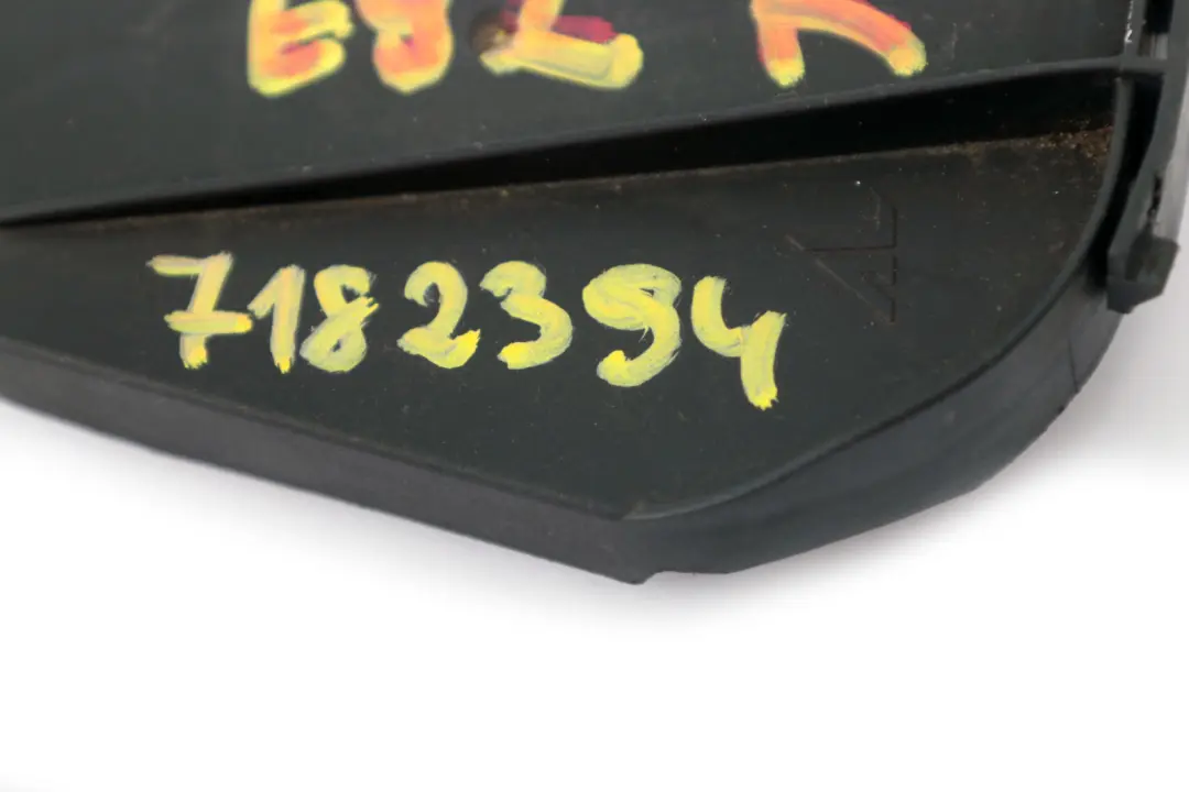 Sportellone Copertura Fanale Destro 1305239290 per BMW E90 E92 E93 con numero di parte 7182394 BMW E90 E92 E93 Sportellone Copertura Fanale Destro 1305239290 - SKU 7182394 - Numero di parte 7182394