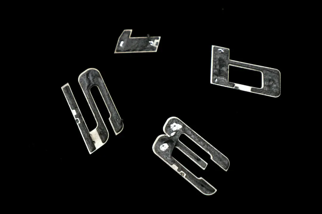 Stemma Emblema Cofano Posteriore Bagagliaio Scritta per BMW E81 E87 LCI F20 F30 123d con numero di parte 7183157 BMW E81 E87 LCI F20 F30 123d Stemma Emblema Cofano Posteriore Bagagliaio Scritta - SKU 7183157 - Numero di parte 7183157