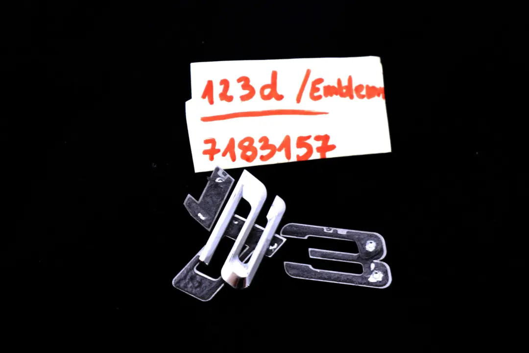 Stemma Emblema Cofano Posteriore Bagagliaio Scritta per BMW E81 E87 LCI F20 F30 123d con numero di parte 7183157 BMW E81 E87 LCI F20 F30 123d Stemma Emblema Cofano Posteriore Bagagliaio Scritta - SKU 7183157 - Numero di parte 7183157