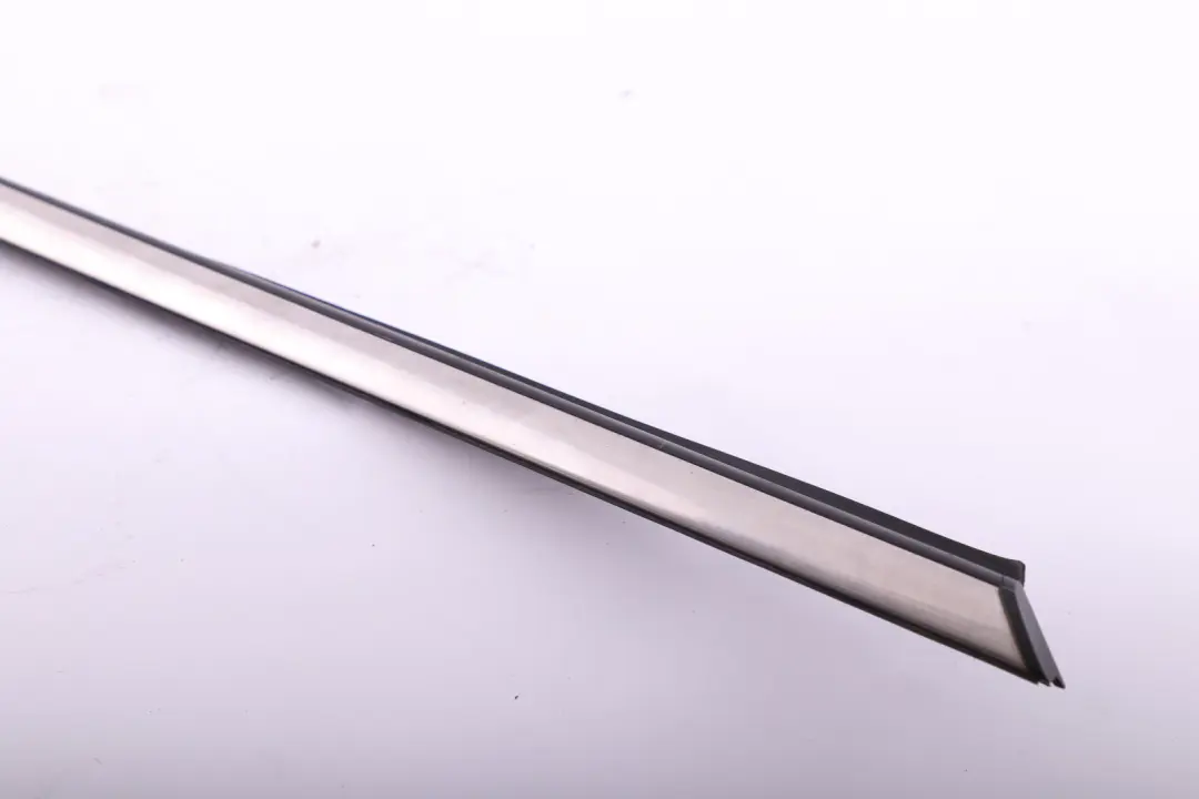 R57N LCI Cabrio Burlete Exterior Cromado Puerta Izquierda N para Mini Cooper R57 con número de pieza 7190615 Mini Cooper R57 R57N LCI Cabrio Burlete Exterior Cromado Puerta Izquierda N - SKU 7190615 - Número de pieza 7190615