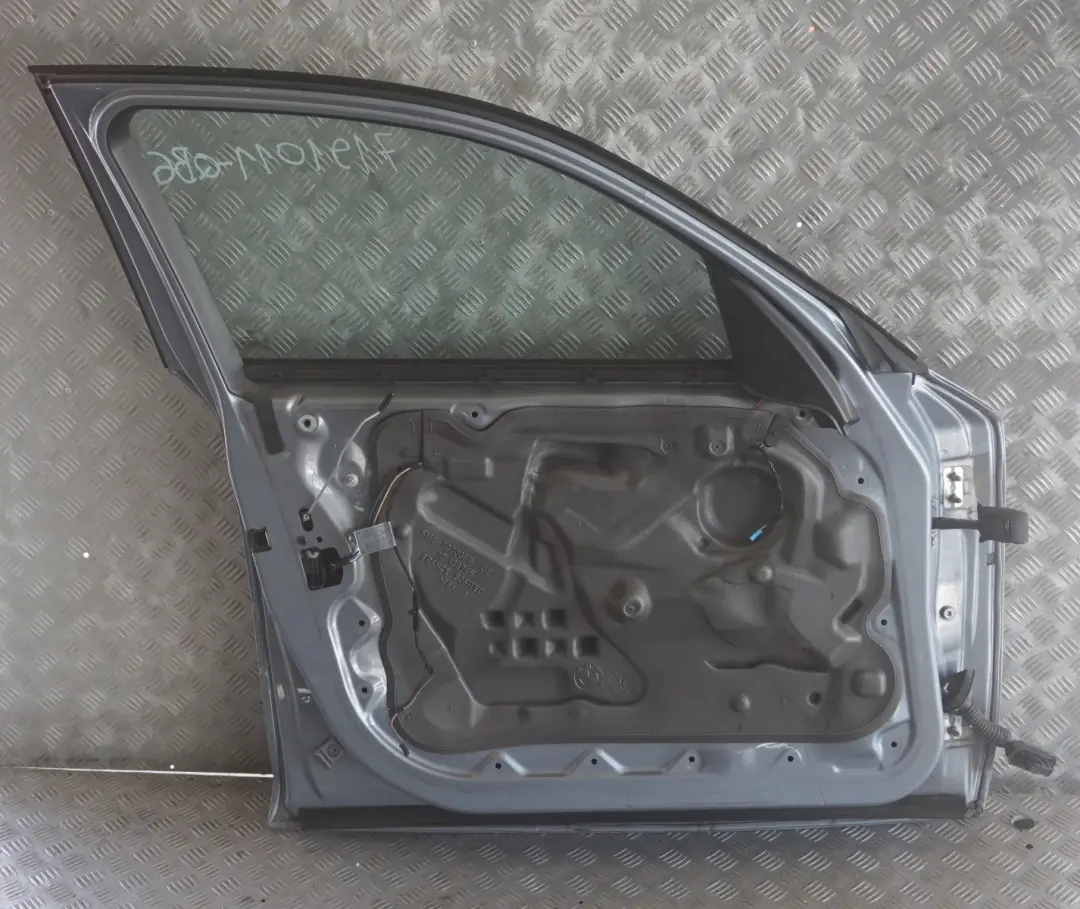 Porta anteriore sinistra Quarzblau Blu Metallico A18 per BMW E87 con numero di parte 7191011 BMW E87 Porta anteriore sinistra Quarzblau Blu Metallico A18 - SKU 7191011-QB6 - Numero di parte 7191011