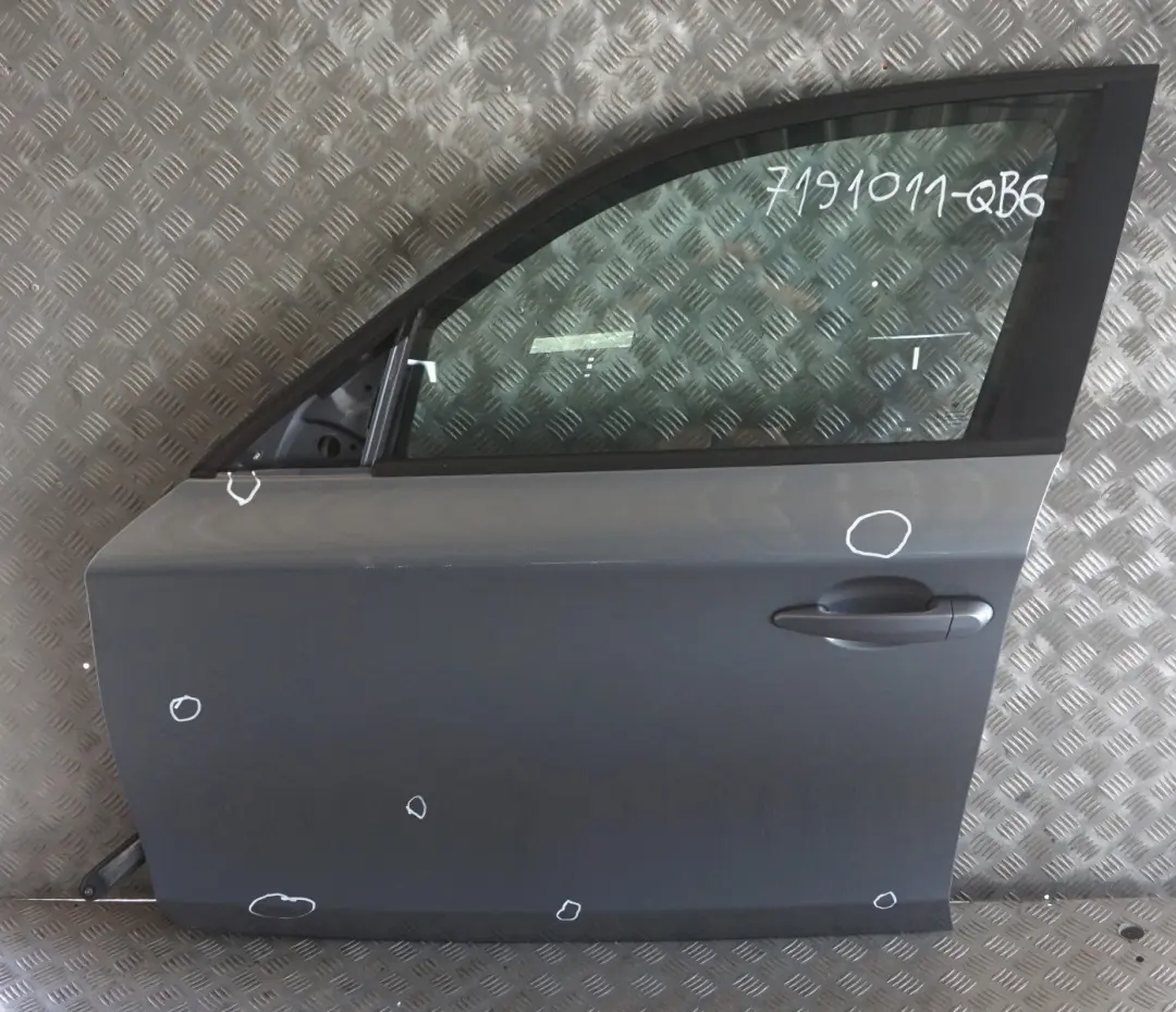 Porta anteriore sinistra Quarzblau Blu Metallico A18 per BMW E87 con numero di parte 7191011 BMW E87 Porta anteriore sinistra Quarzblau Blu Metallico A18 - SKU 7191011-QB6 - Numero di parte 7191011