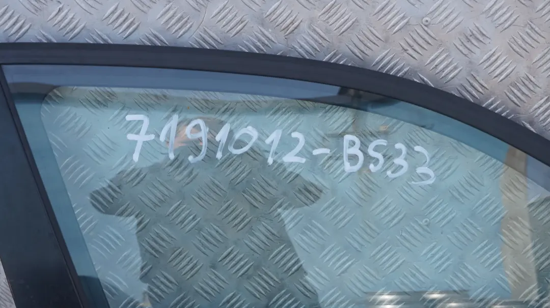 Droite Noir Sapphire Metallique pour BMW E87 LCI Porte Avant a à propos du numéro de pièce 7191012 BMW E87 LCI Porte Avant a Droite Noir Sapphire Metallique - SKU 7191012-BS33 - Numéro de pièce 7191012