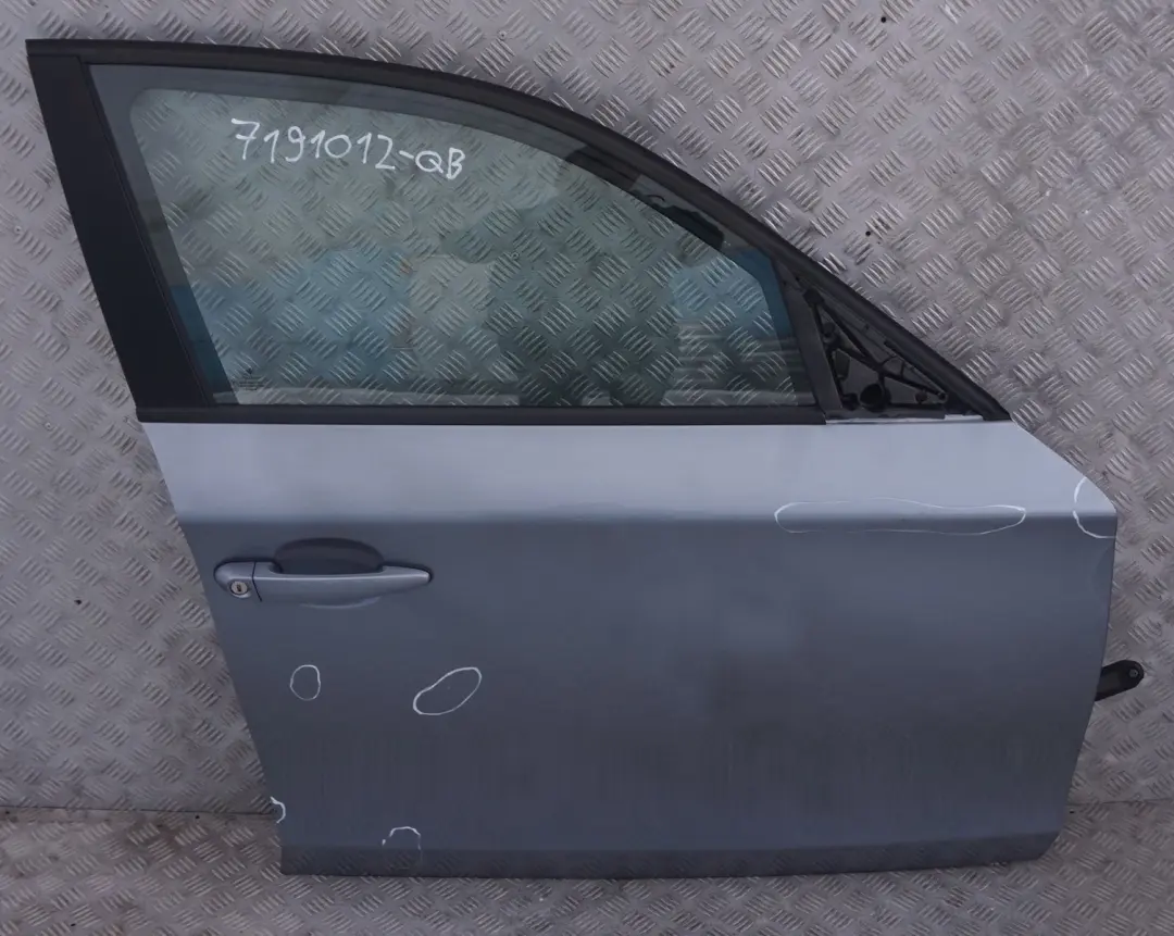 Beifahrer Tür vorne rechts Quarzblau Blau Metallic für BMW 1 er E87 E87 LCI mit Teilenummer 7191012 BMW 1 er E87 E87 LCI Beifahrer Tür vorne rechts Quarzblau Blau Metallic - SKU 7191012-QB - Teilenummer 7191012