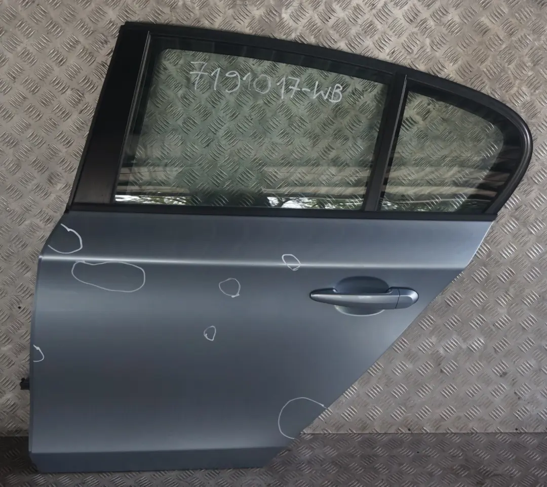 Porta posteriore sinistra Bluewater Blue Water Metallic - 896 per BMW E87 con numero di parte 7191017 BMW E87 Porta posteriore sinistra Bluewater Blue Water Metallic - 896 - SKU 7191017-BW - Numero di parte 7191017