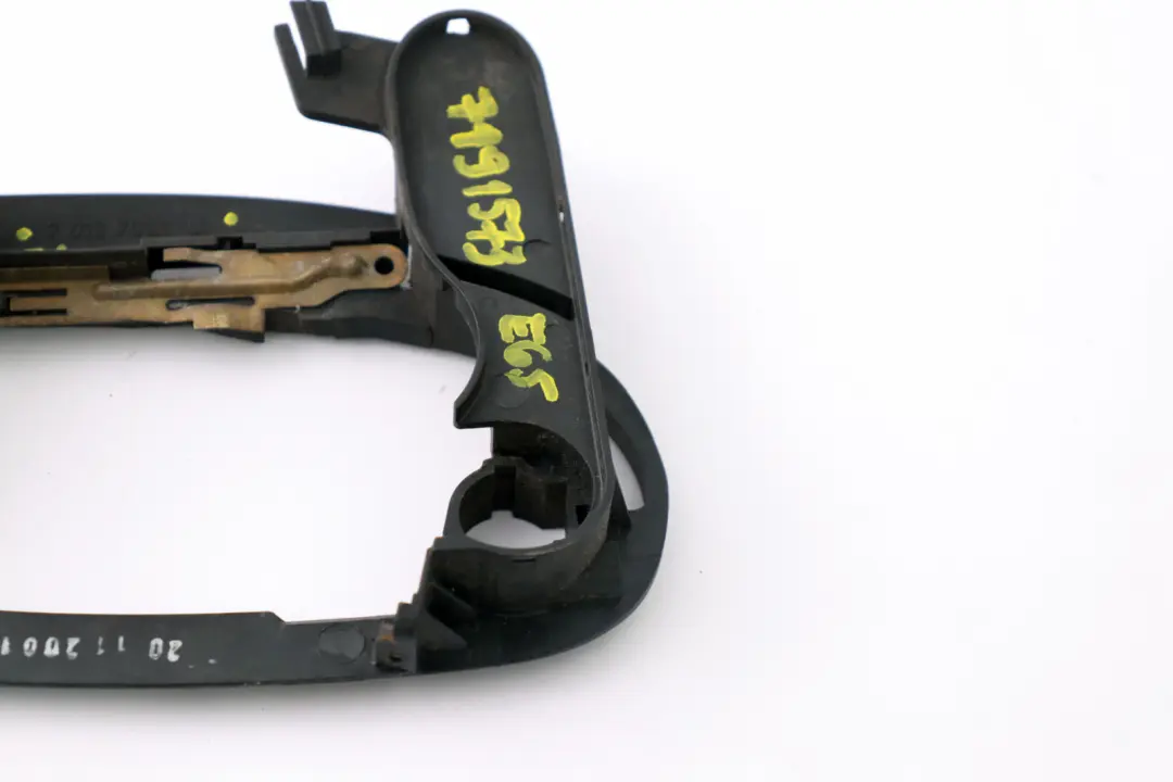 Wspornik Stelaż Klamki Lewy Przód do BMW E65 E66 o numerze 7191573 BMW E65 E66 Wspornik Stelaż Klamki Lewy Przód - SKU 7191573 - Numer Części 7191573