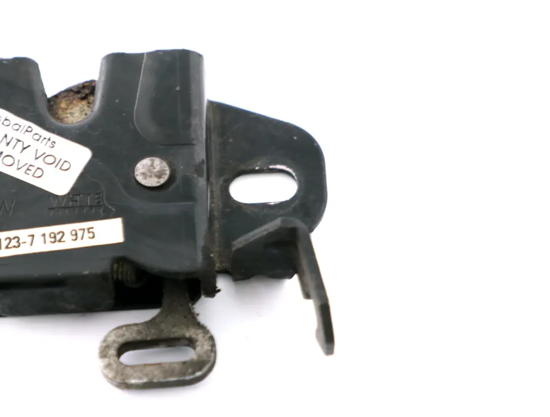 Dolna część zamka maski lewej do BMW E85 E86 o numerze 7192975 BMW E85 E86 Dolna część zamka maski lewej - SKU 7192975 - Numer Części 7192975