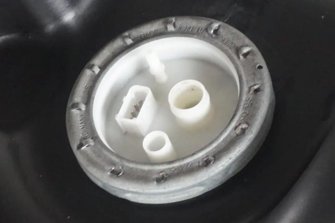 Bak zbiornik paliwa + pompa benzyna do BMW E83 X3 o numerze 16117194746 BMW E83 X3 Bak zbiornik paliwa + pompa benzyna - SKU 7194746 - Numer Części 16117194746