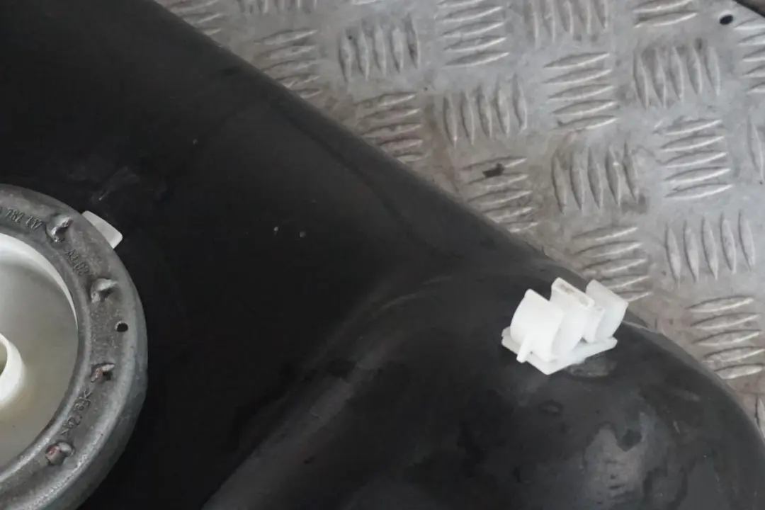 E83N LCI Kompletter Kraftstofftank Benzin N46 M54 für BMW X3 er E83 mit Teilenummer 16117194746 BMW X3 er E83 E83N LCI Kompletter Kraftstofftank Benzin N46 M54 - SKU 7194746 - Teilenummer 16117194746