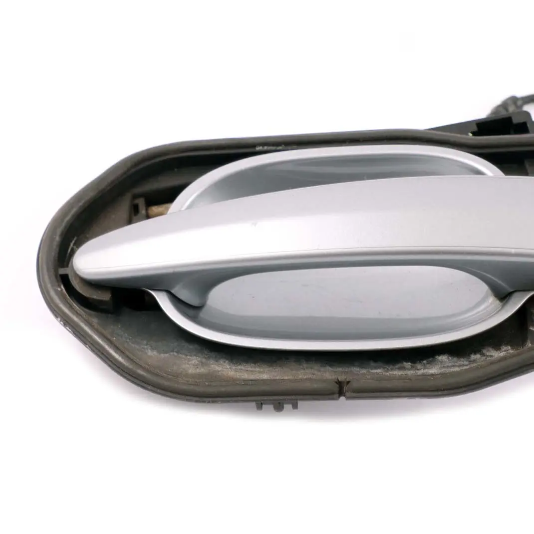 Asidero Trasero Izquierdo Silbergrau Gris Plata A08 para BMW E60 E61 con número de pieza 7034469 BMW E60 E61 Asidero Trasero Izquierdo Silbergrau Gris Plata A08 - SKU 7199555-SBG - Número de pieza 7034469