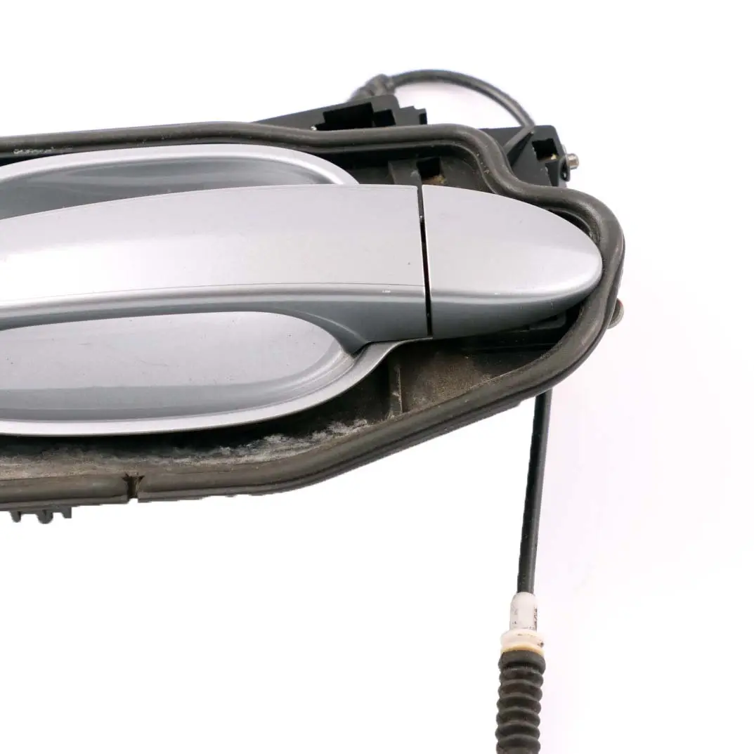 Asidero Trasero Izquierdo Silbergrau Gris Plata A08 para BMW E60 E61 con número de pieza 7034469 BMW E60 E61 Asidero Trasero Izquierdo Silbergrau Gris Plata A08 - SKU 7199555-SBG - Número de pieza 7034469