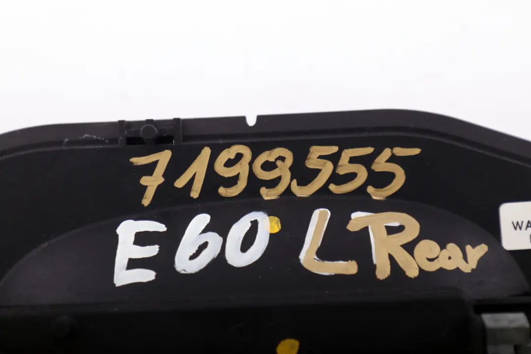 Podstawa Klamki Lewy Tył do BMW E60 E61 o numerze 7199555 BMW E60 E61 Podstawa Klamki Lewy Tył - SKU 7199555 - Numer Części 7199555