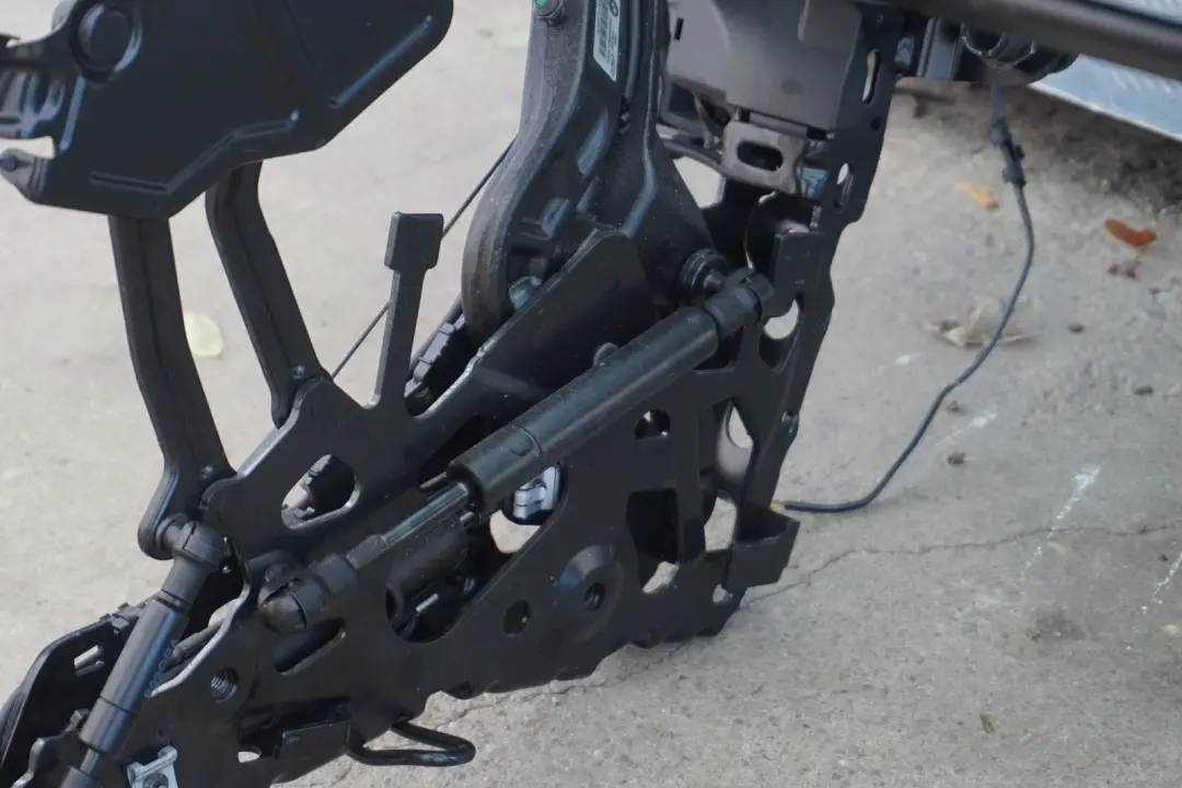 Complete Retractable Roof Hardtop Mechanism to BMW 3 Series E93 Cabrio Convertible with Part number 7199572 BMW 3 Series E93 Cabrio Convertible Complete Retractable Roof Hardtop Mechanism - SKU 7199572 - Part number 7199572