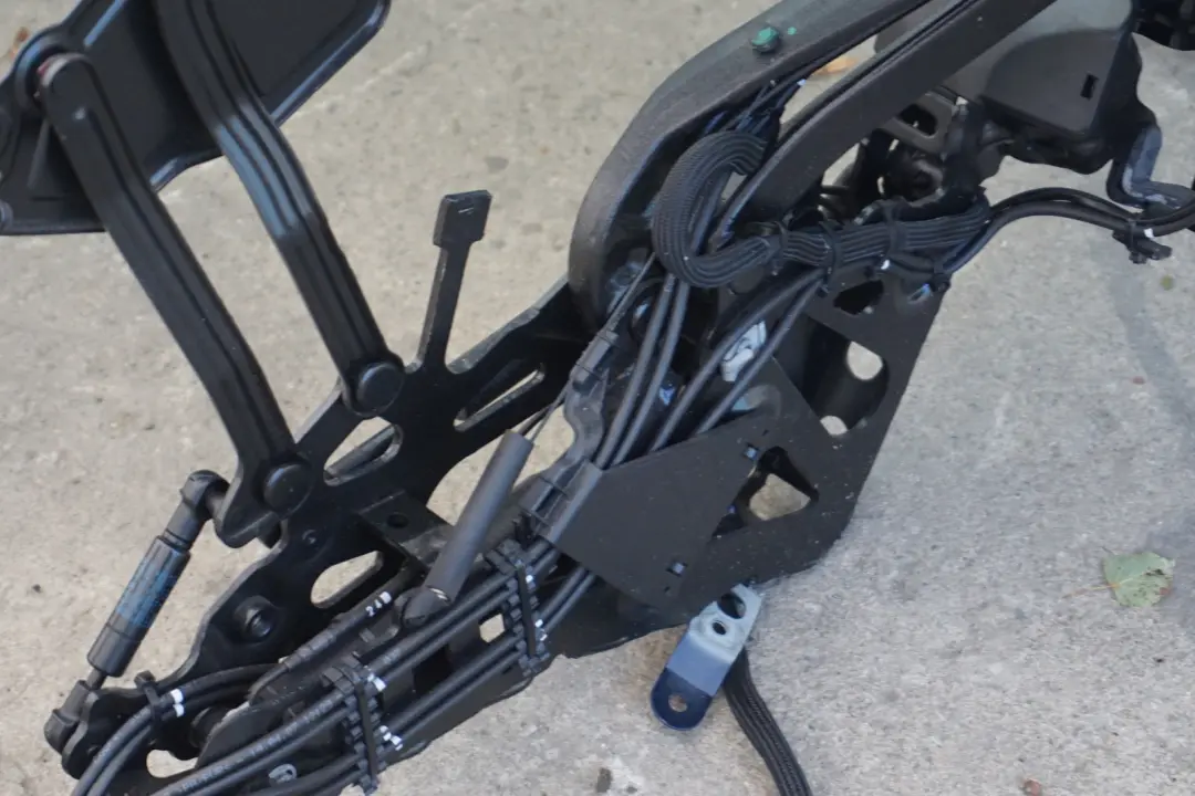 Complete Retractable Roof Hardtop Mechanism to BMW 3 Series E93 Cabrio Convertible with Part number 7199572 BMW 3 Series E93 Cabrio Convertible Complete Retractable Roof Hardtop Mechanism - SKU 7199572 - Part number 7199572