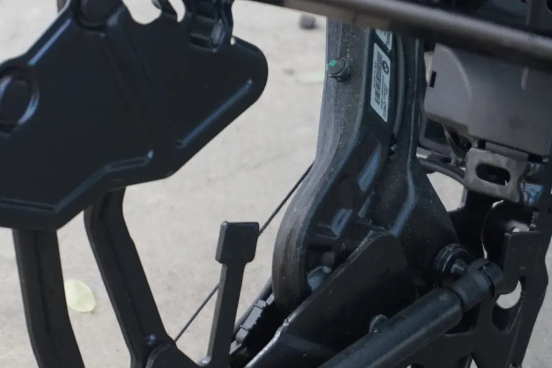 Complete Retractable Roof Hardtop Mechanism to BMW 3 Series E93 Cabrio Convertible with Part number 7199572 BMW 3 Series E93 Cabrio Convertible Complete Retractable Roof Hardtop Mechanism - SKU 7199572 - Part number 7199572