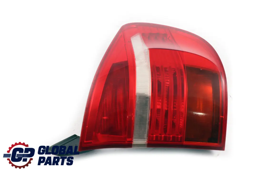 Lampa Tylna W Błotnik Prawy Tył do BMW X5 E70 o numerze 7200818 BMW X5 E70 Lampa Tylna W Błotnik Prawy Tył - SKU 7200818 - Numer Części 7200818